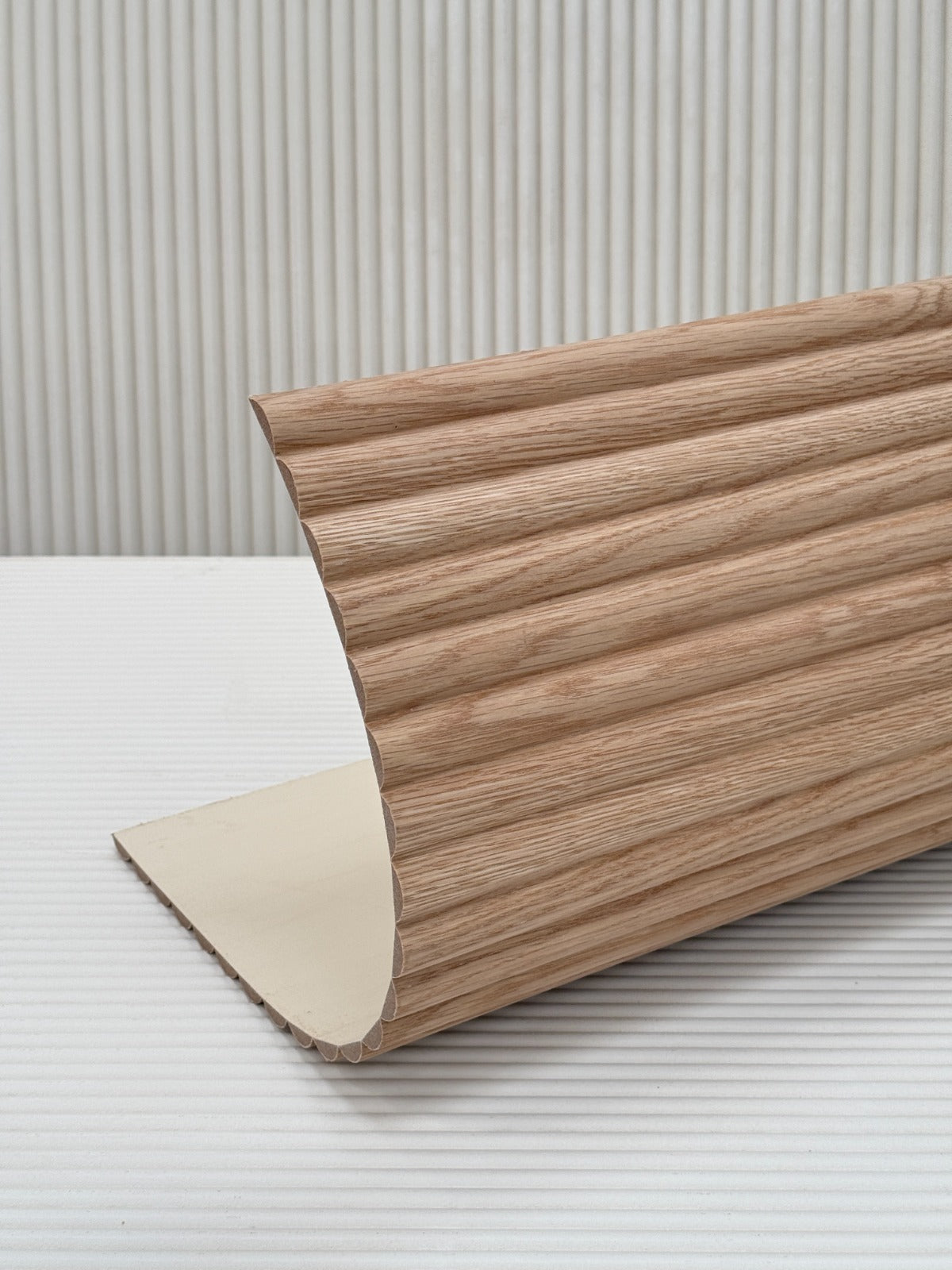 Détail du placage chêne blanc du panneau mural flexible Kurv